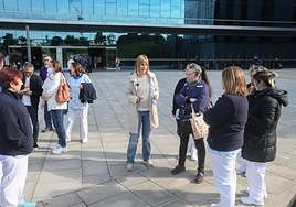 Covadonga Tomé conversa con trabajadoras del HUCA.