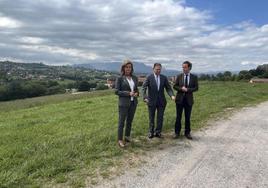 Conchita Méndez, Alfredo Canteli y Nacho Cuesta en la parcela donde proyectan el campo de rugby.