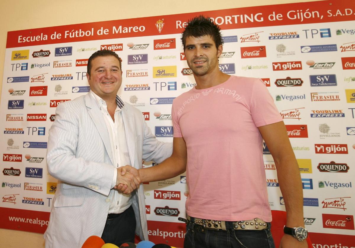 2007. Cuéllar el día de su presentación con el Sporting junto a Emilio de Dios.