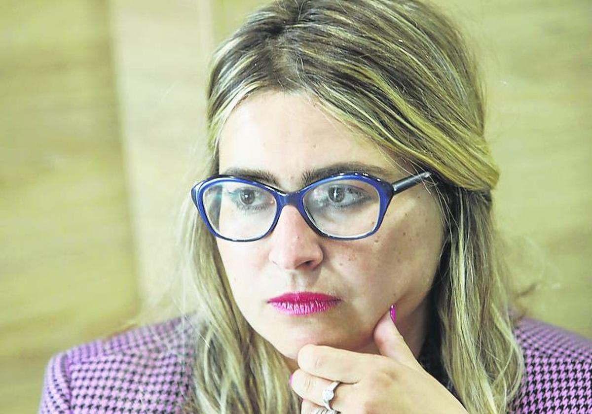 Sara Retuerto frente a uno de los patios interiores de la calle Santa Apolonia, donde se crió de pequeña.