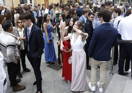 Más de 200 alumnos de Gijón celebran su graduación