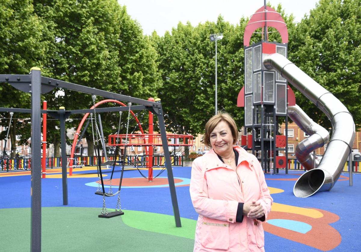 Mariví Monteserín ayer, en el nuevo parque infantil de Versalles.