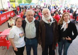 Alías, con la comisión de fiestas, antes de dar el pregón.