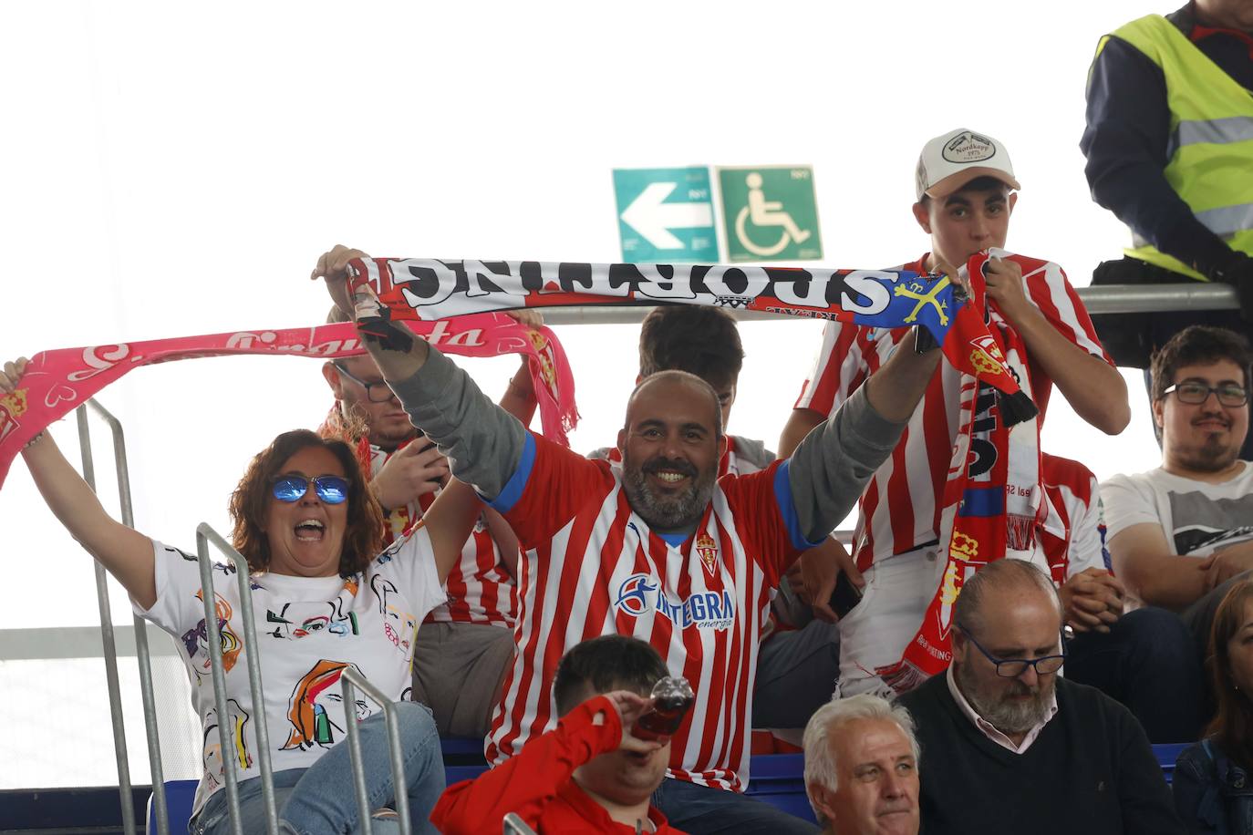 ¿Estuviste siguiendo al Sporting en Ipurúa? ¡Búscate en las fotos!