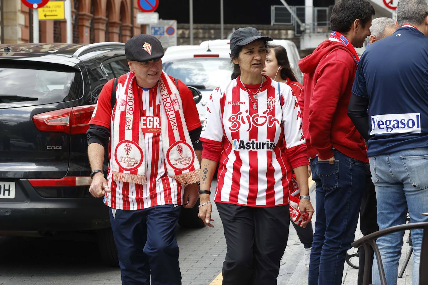 ¿Estuviste siguiendo al Sporting en Ipurúa? ¡Búscate en las fotos!