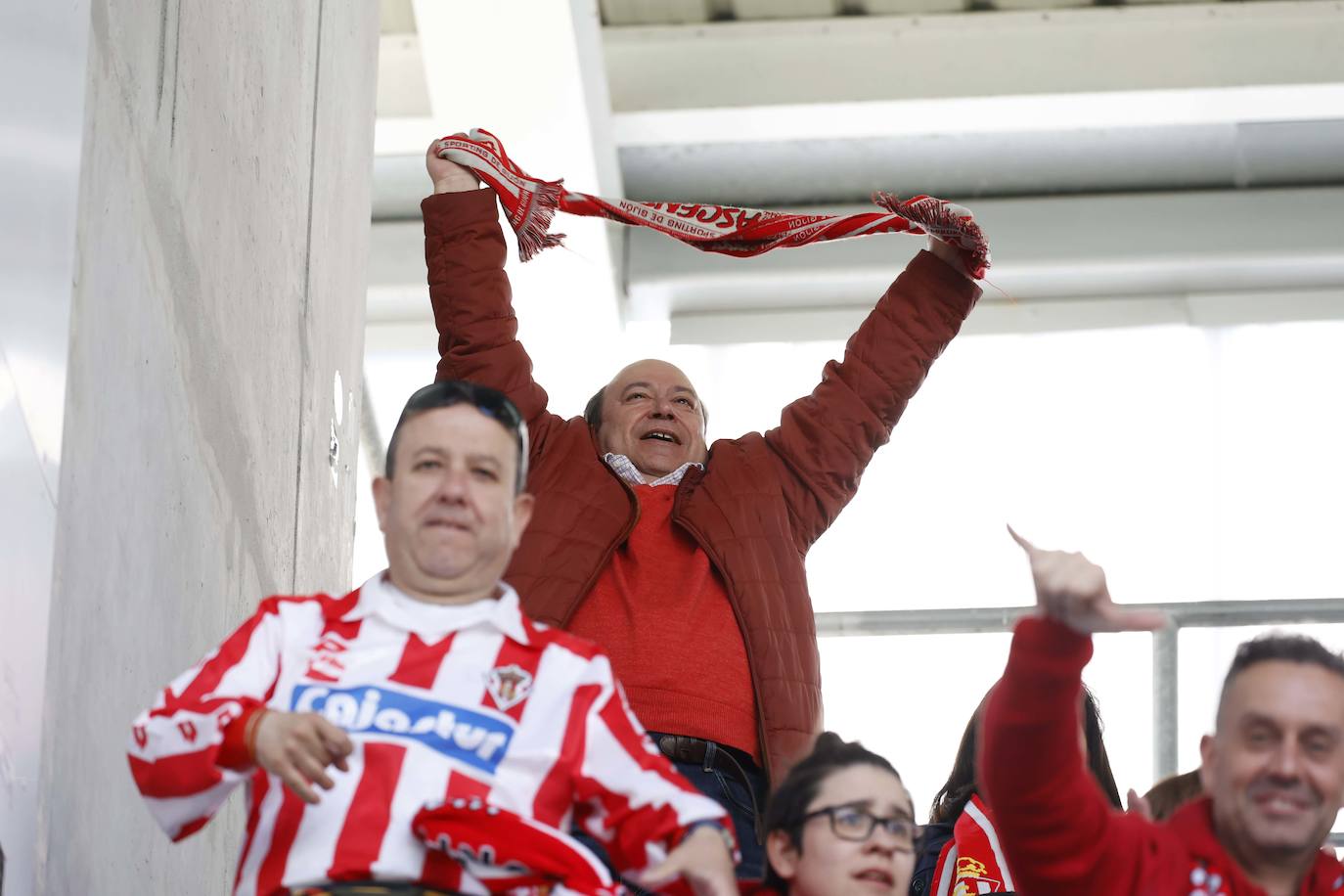 ¿Estuviste siguiendo al Sporting en Ipurúa? ¡Búscate en las fotos!