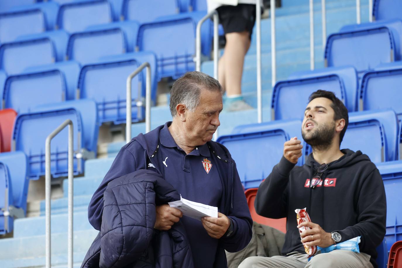 ¿Estuviste siguiendo al Sporting en Ipurúa? ¡Búscate en las fotos!