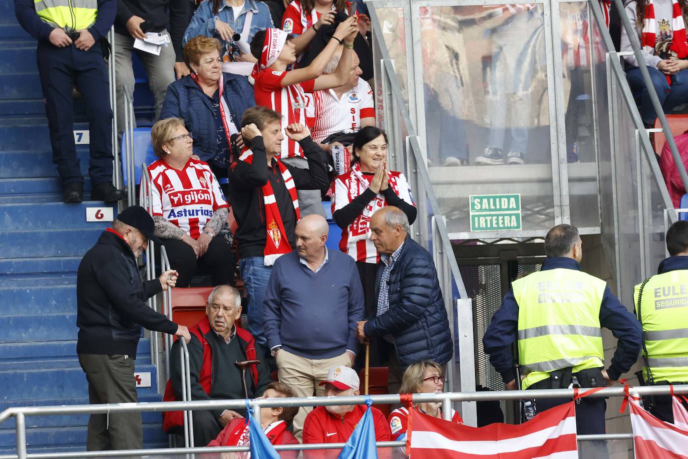 ¿Estuviste siguiendo al Sporting en Ipurúa? ¡Búscate en las fotos!