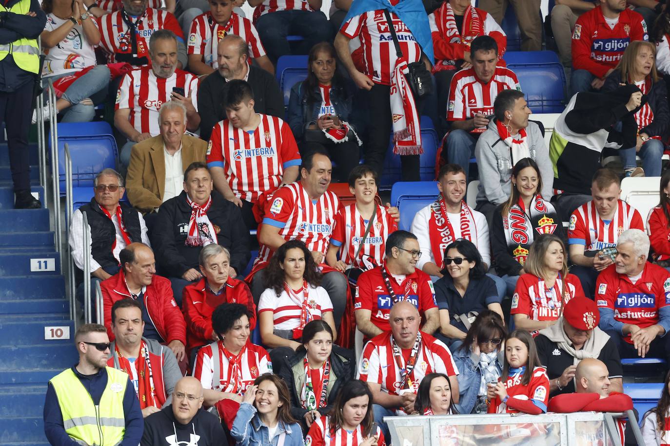 ¿Estuviste siguiendo al Sporting en Ipurúa? ¡Búscate en las fotos!