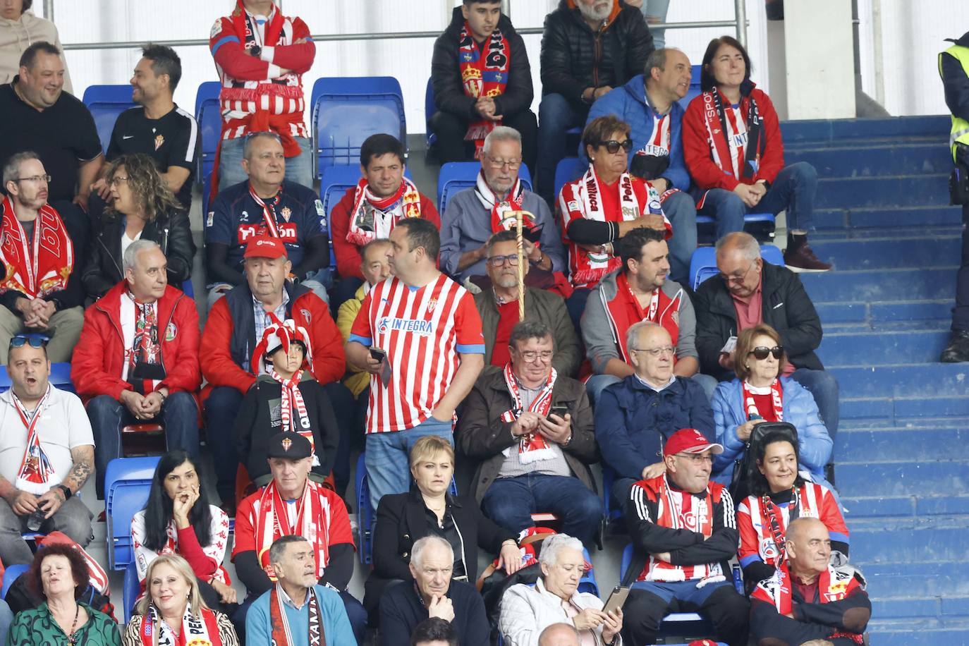 ¿Estuviste siguiendo al Sporting en Ipurúa? ¡Búscate en las fotos!