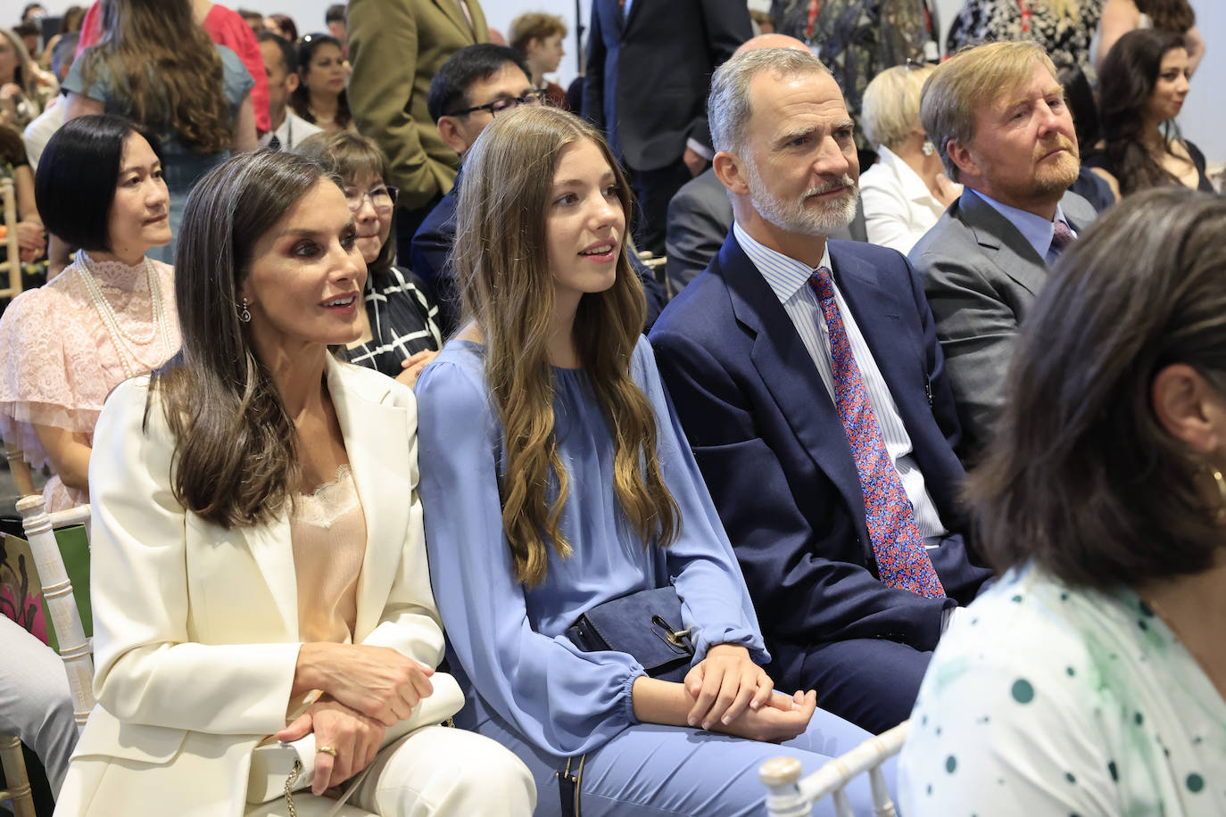 La familia real, durante el acto de graduación de Leonor.