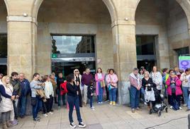 Los sanitarios, en el minuto de silencio organizado hoy en la Estación del Norte.