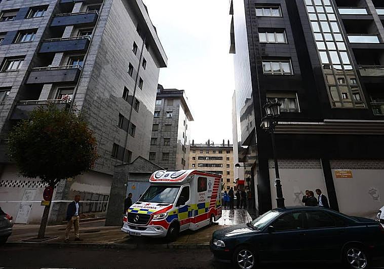 Agentes de la Policía y sanitarios, ante el edificio de la calle Facetos, donde residían las hermanas con su familia, y desde el que cayeron al patio interior.