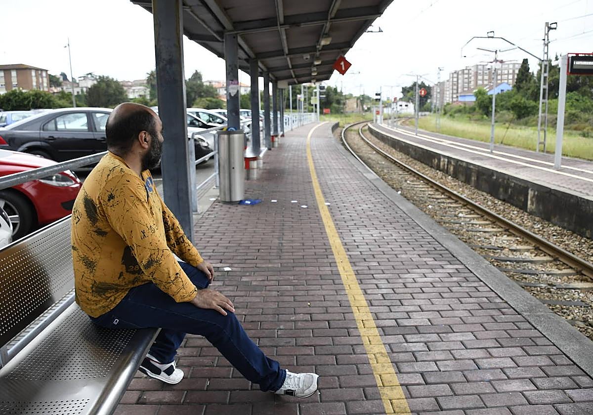 El cabo Miguel Ángel González en el punto en el que salvó al joven de saltar a las vías.