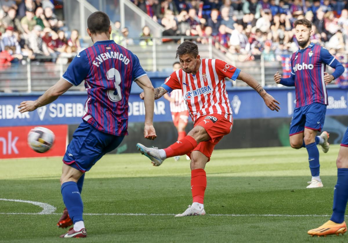 El rojiblanco Aitor García chuta en una ocasión de los sportinguistas.