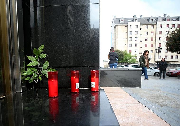 Las tres velas rojas y la rama en el número 47 de la calle Facetos, donde las menores vivían con sus padres y su hermano.