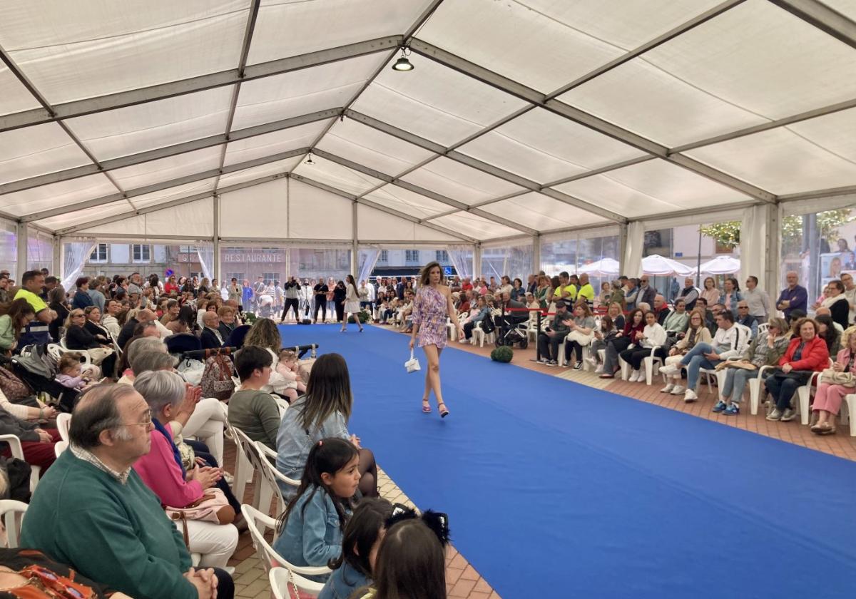 El segundo 'Fashion Day' de Luarca cosechó éxito de público y comercio.