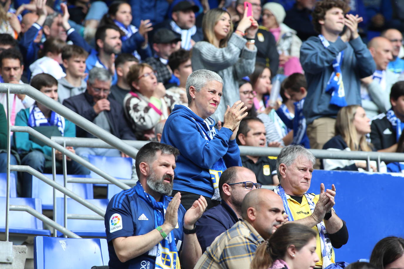 ¿Estuviste en el Tartiere? ¡Búscate en las fotos del último partido del Oviedo en casa!