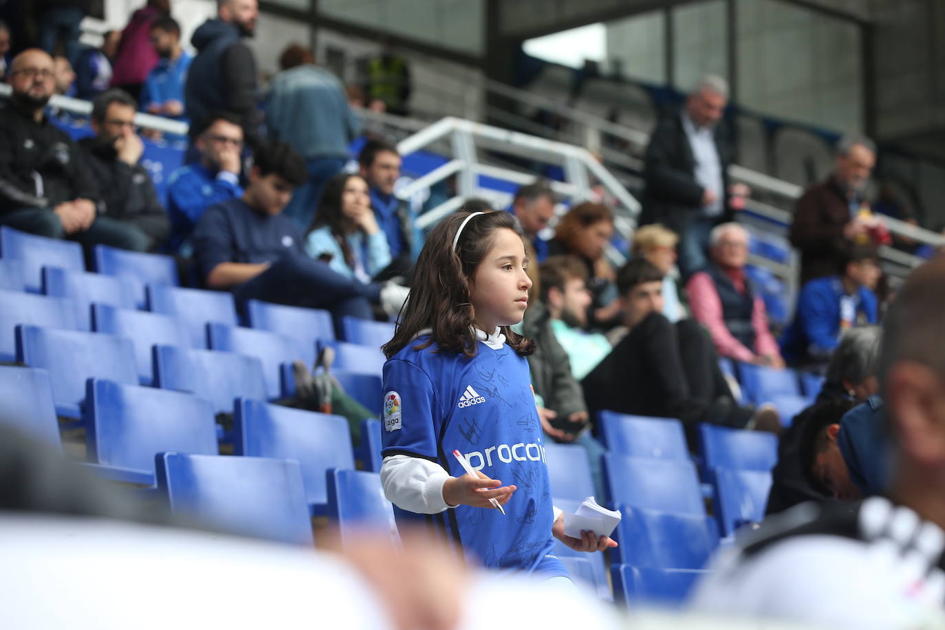 ¿Estuviste en el Tartiere? ¡Búscate en las fotos del último partido del Oviedo en casa!