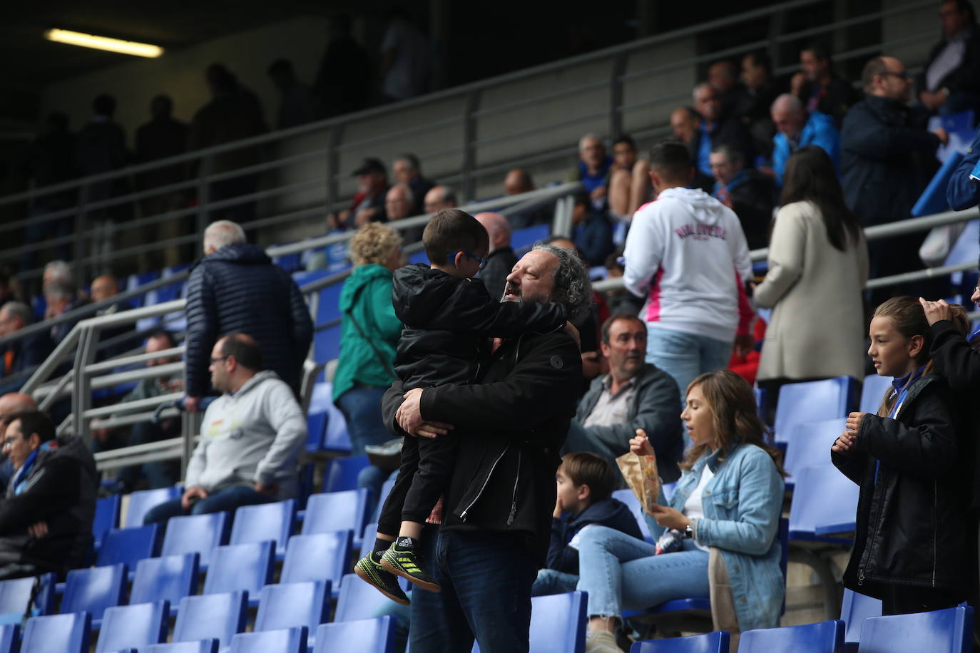 ¿Estuviste en el Tartiere? ¡Búscate en las fotos del último partido del Oviedo en casa!