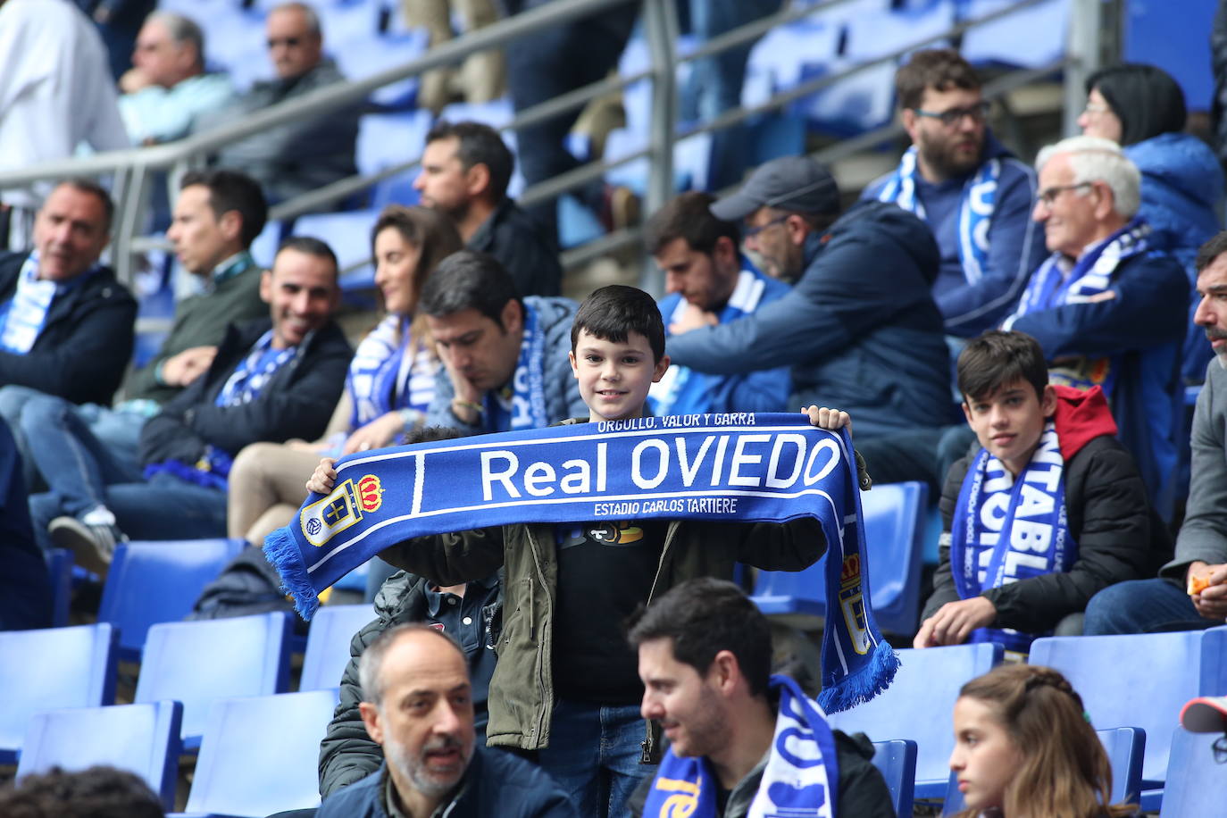 ¿Estuviste en el Tartiere? ¡Búscate en las fotos del último partido del Oviedo en casa!