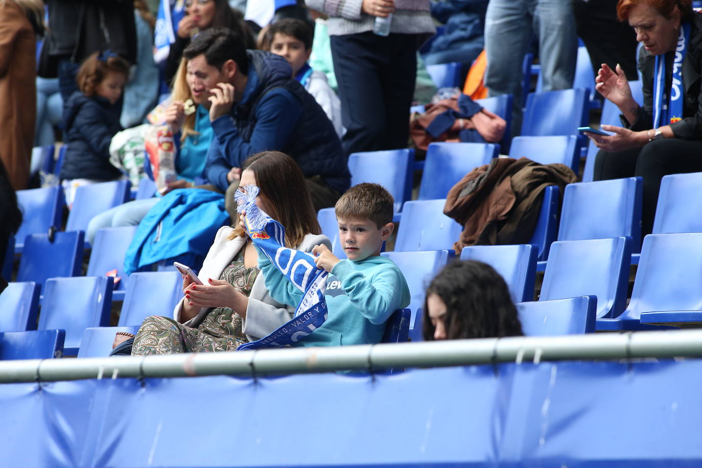 ¿Estuviste en el Tartiere? ¡Búscate en las fotos del último partido del Oviedo en casa!