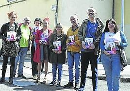 Los integrantes de Cambia ayer en el barrio de Llaranes.