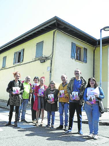 Los integrantes de Cambia ayer en el barrio de Llaranes.