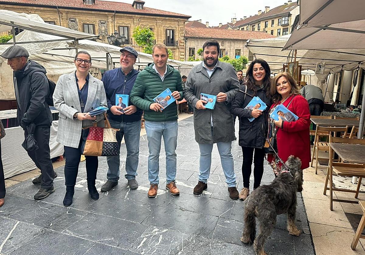 Adrián Pumares, con miembros de la candidatura autonómico y local de Foro, ayer, en Oviedo.