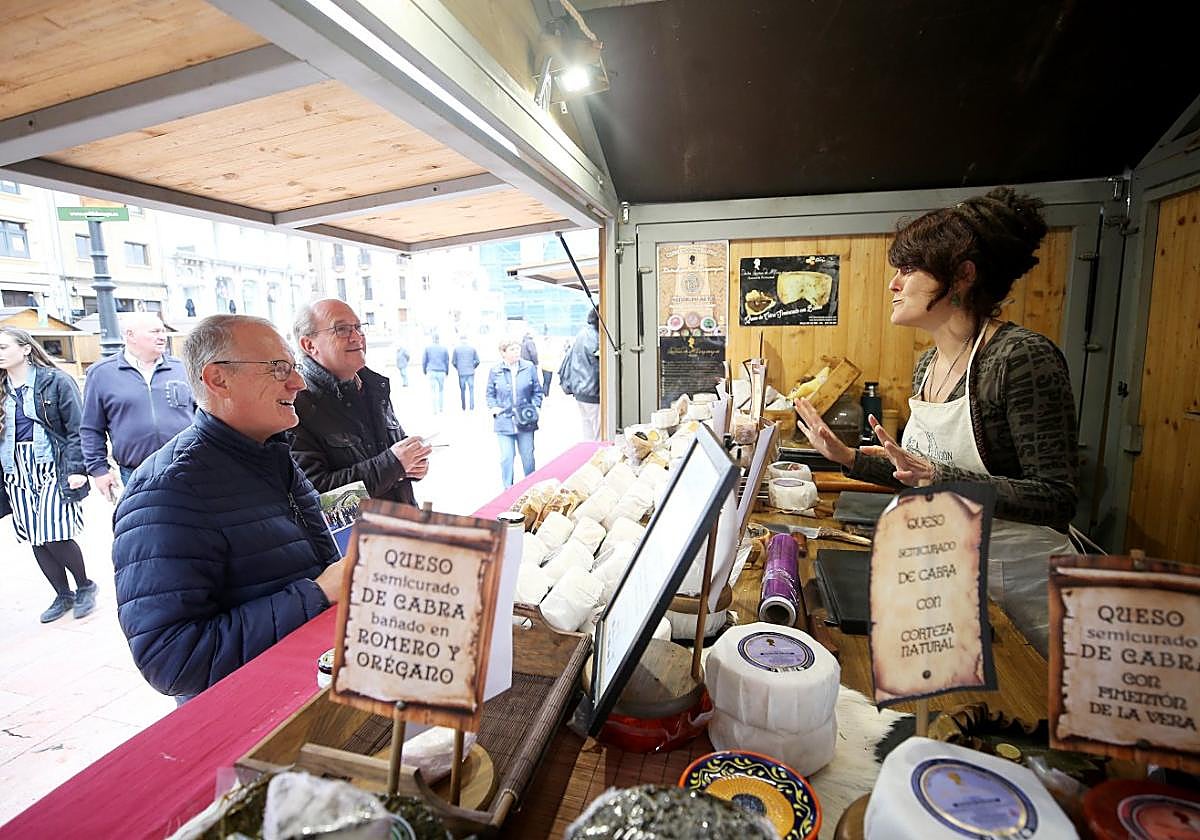 Diego Canga y su portavoz de campaña, José Agustín Cuervas-Mons, visitan un puesto de la Feria de la Acensión.