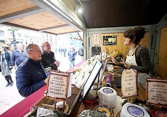 Diego Canga y su portavoz de campaña, José Agustín Cuervas-Mons, visitan un puesto de la Feria de la Acensión.