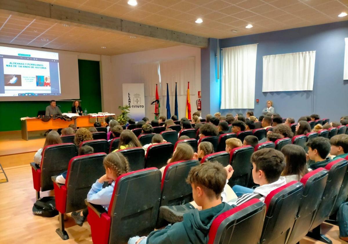 Ponencia en el IES de Llanes durante la 'Semana Cultural'.