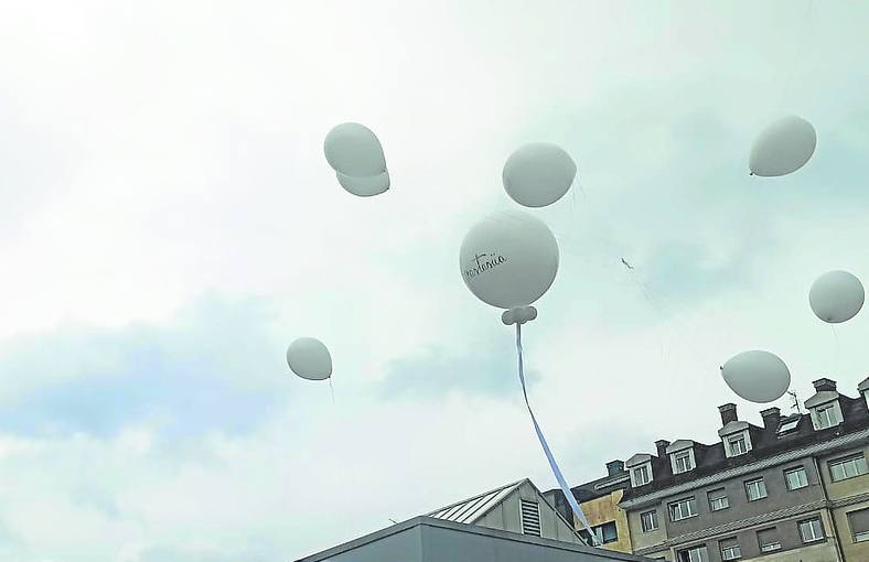 Soltaron globos blancos con el nombre de las hermanas.