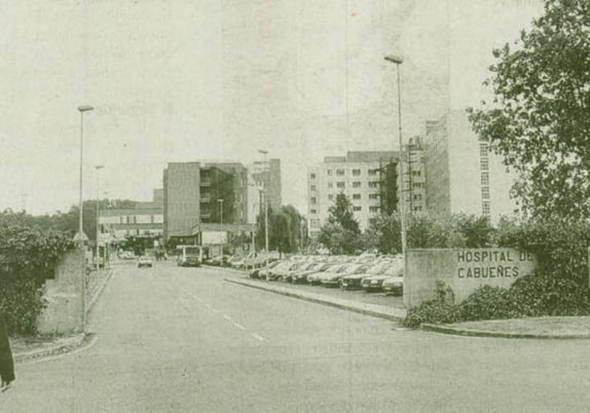 La entrada al hospital de Cabueñes, en 1998.