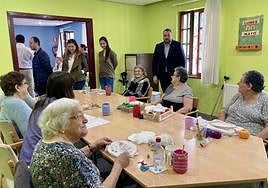 Adrián Barbón, con varias usuarias, durante su visita al centro de día de mayores de Luarca.