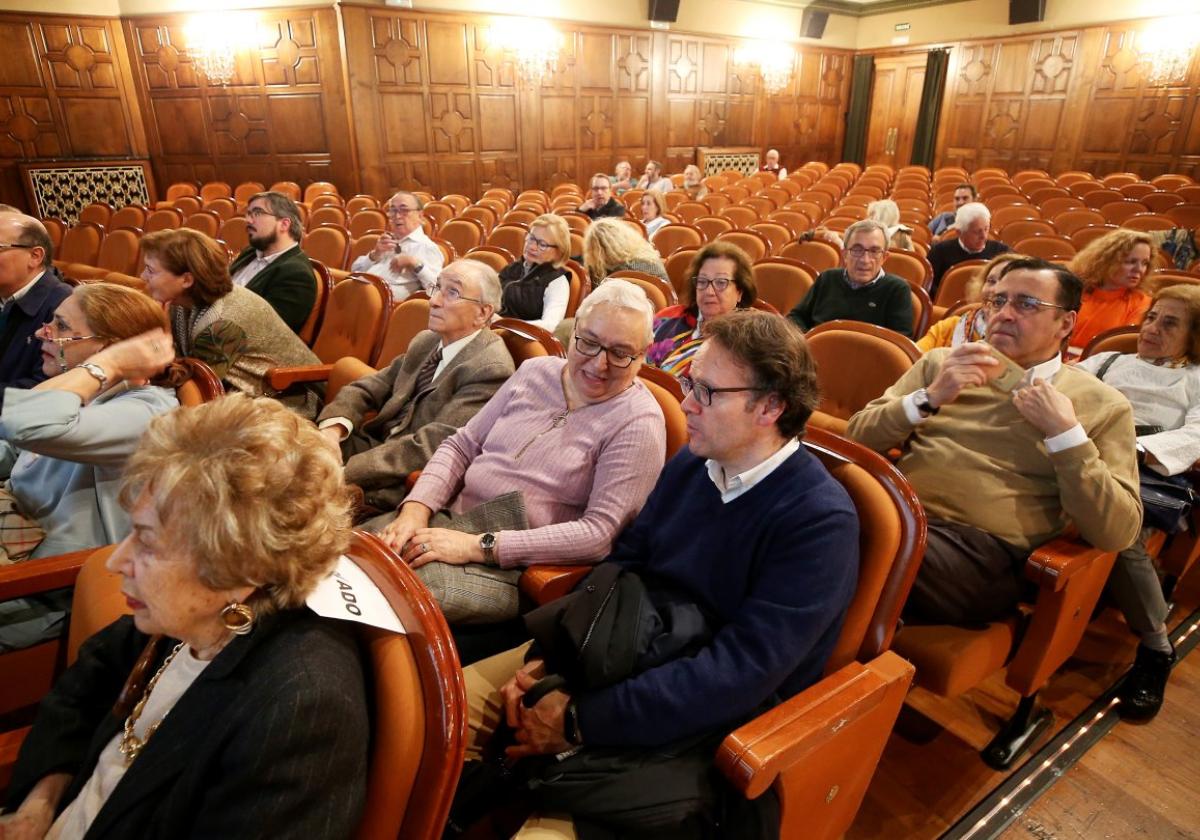 Un buen número de personas acudieron al Teatro Filarmónica a escuchar el pregón de las fiestas.