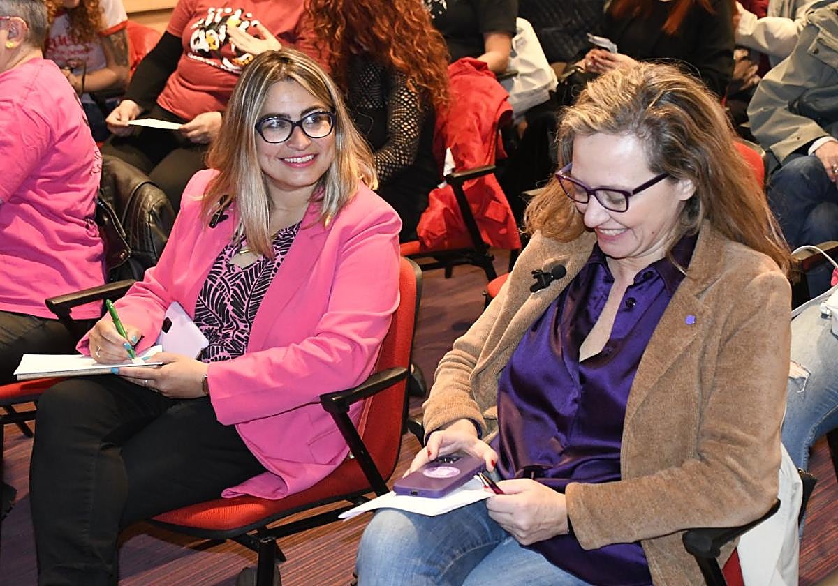 Sara Retuerto y Victoria Rosell, ayer, en la Casa de la Cultura.