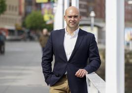 Jesús Martínez Salvador, número dos de la candidatura de Foro Asturias, en el Puerto Deportivo.