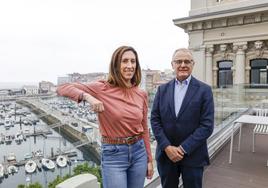 Ángela Pumariega y Diego Canga, en la terraza del edificio Space, sede de EL COMERCIO.