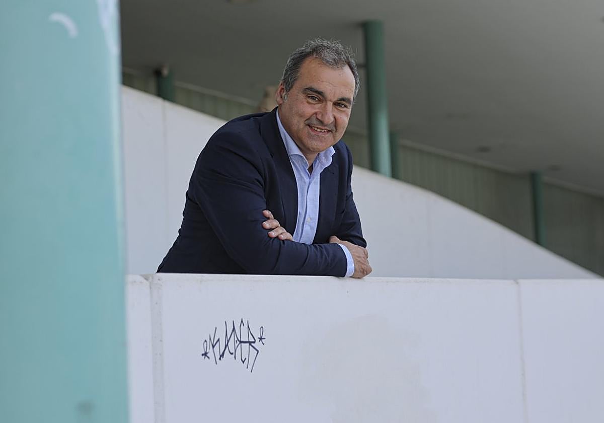 El candidato de Podemos, saliendo de la estación.