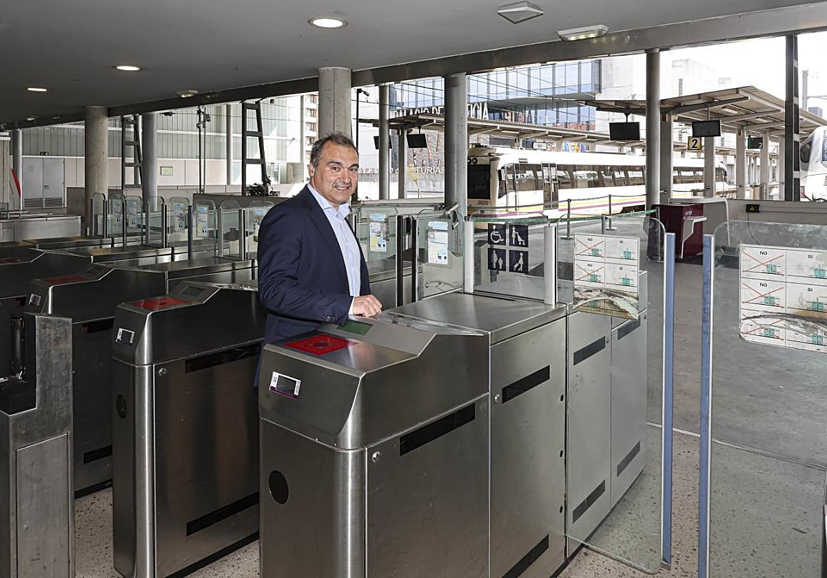 Manuel Iñarra, en los tornos de acceso a los andenes de la estación de tren de Gijón.