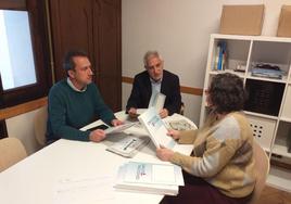 Ovidio Zapico, Gaspar Llamazares y Paz López, durante una reunión de trabajo.