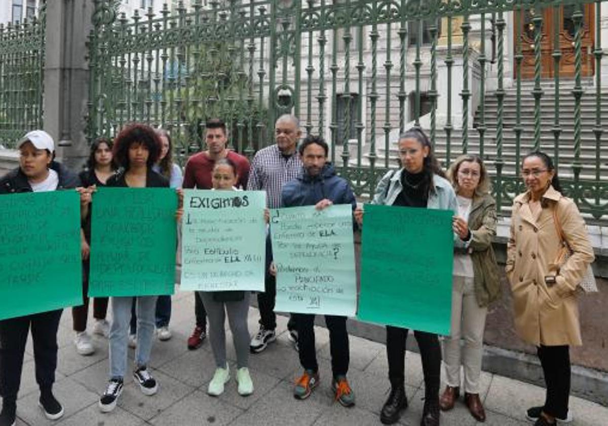 Familiares y amigos de Estíbaliz, ayer frente a la Junta General con pancartas para reclamar la ayuda.