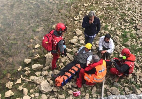 Rescatan en Somiedo a un hombre de 79 años que se fracturó una pierna en una ruta de montaña