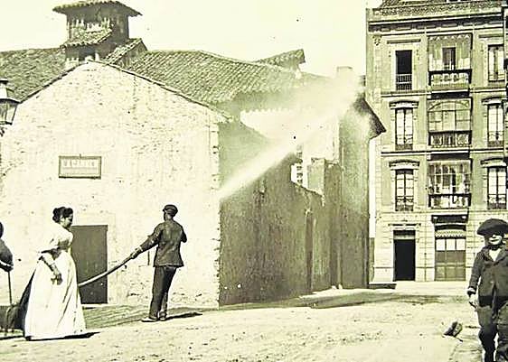 Una calle de Gijón, sobre 1890.