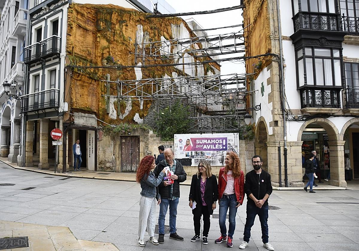 Cambia Avilés delante del solar de la Plaza de España.