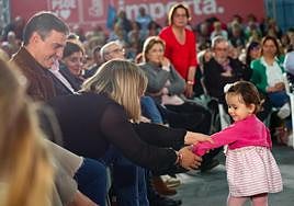 Gimena Llamedo coge de la mano a su hija, Marina.