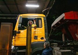 El número dos de la lista de Podemos entrega un folleto a un transportista a la entrada de Arcelor.