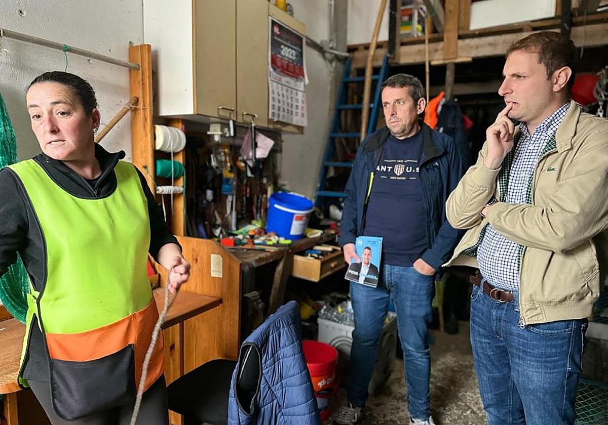 Pumares, a la derecha, en Lastres.