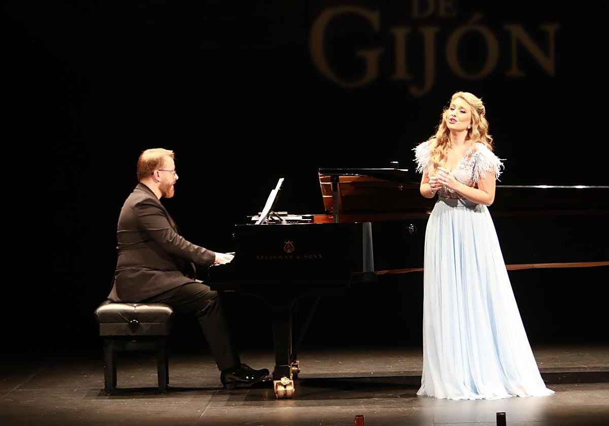 Sofía Esparza, acompañada al piano por Rinaldo Zhok, durante su concierto en Gijón.
